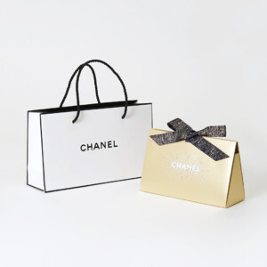 ハイブランドコスメの高級感と落ち着きが共存する、浮き出し加工を施した美しいホリデー限定オリジナル紙袋