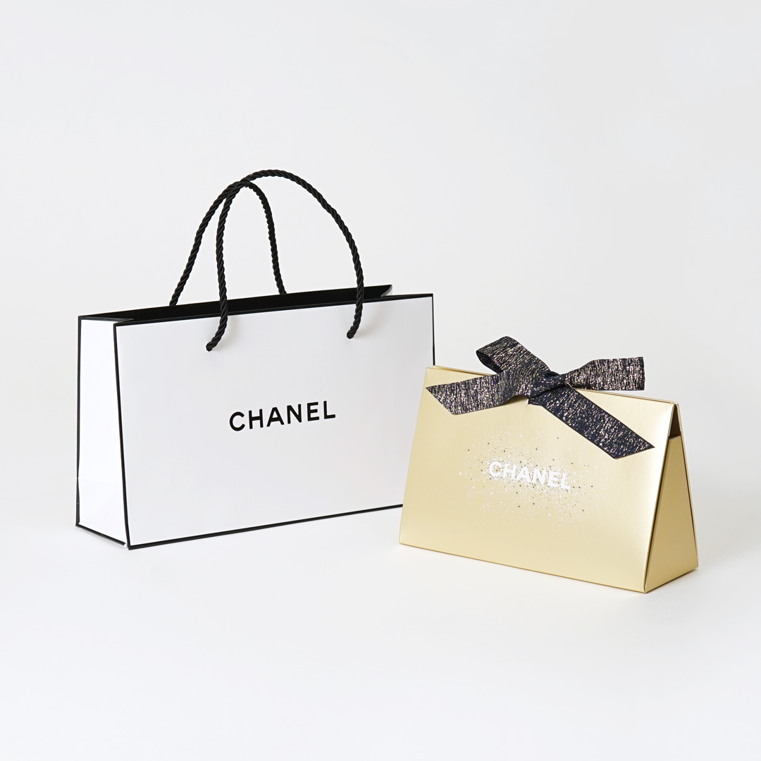 美しく輝くゴールドのホリデー限定パッケージ