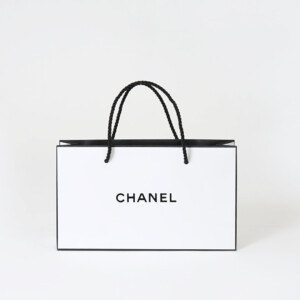 ハイブランドコスメの高級感と落ち着きが共存する、ツイストロープを採用した、シンプルながらもエレガントなホリデー限定オリジナル紙袋