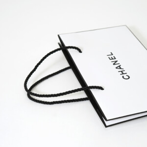 ハイブランドコスメの高級感と落ち着きが共存する、ツイストロープを採用した、シンプルながらもエレガントなホリデー限定オリジナル紙袋