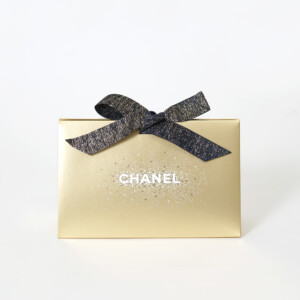 ハイブランドコスメの高級感と落ち着きが共存する、浮き出し加工を施したゴージャスなホリデー限定オリジナル紙袋