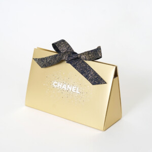 ハイブランドコスメの高級感と落ち着きが共存する、浮き出し加工を施したゴージャスなホリデー限定オリジナル紙袋