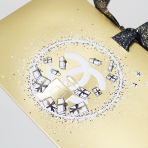 ハイブランドコスメの高級感と落ち着きが共存する、浮き出し加工を施したゴージャスなホリデー限定オリジナル紙袋