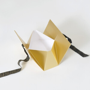 ハイブランドコスメの高級感と落ち着きが共存する、浮き出し加工を施したゴージャスなホリデー限定オリジナル紙袋