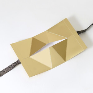 ハイブランドコスメの高級感と落ち着きが共存する、浮き出し加工を施したゴージャスなホリデー限定オリジナル紙袋