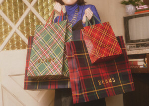 人気アパレルショップのホリデーにぴったりのタータンチェック柄を、フルカラー印刷でプリントした素敵なオリジナル紙袋