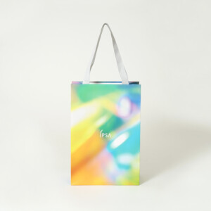 人気スキンケアブランドのフルカラー印刷を施されたグラデーションが美しいホリデー限定オリジナル紙袋