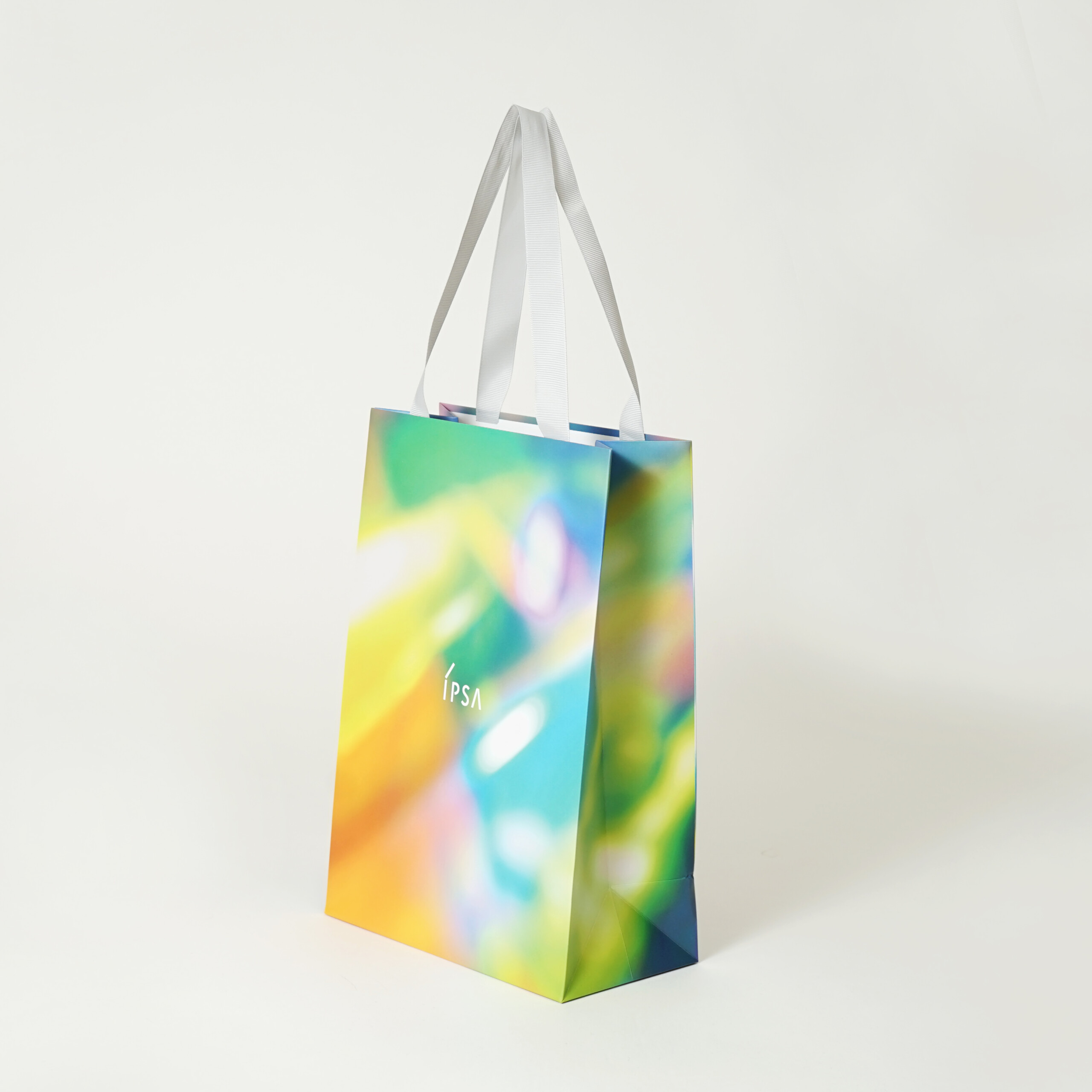 ポップなホリデーカラーを表現した透明感ある紙袋