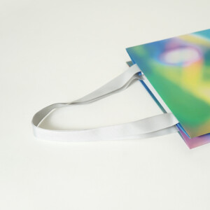 人気スキンケアブランドのグログランリボンの発色が美しい上質なホリデー限定オリジナル紙袋