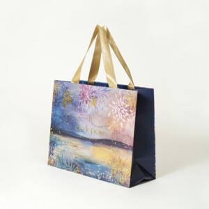 高級メイクアップブランドのフルカラー印刷と箔押し加工で幻想的な世界観を表現した、ホリデー限定オリジナル紙袋