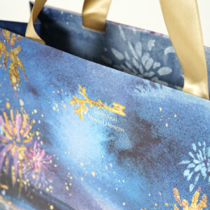 高級メイクアップブランドのフルカラー印刷と箔押し加工で幻想的な世界観を表現した、ホリデー限定オリジナル紙袋