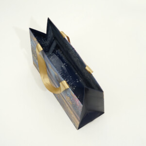 高級メイクアップブランドのフルカラー印刷と箔押し加工で幻想的な世界観を表現した、ホリデー限定オリジナル紙袋