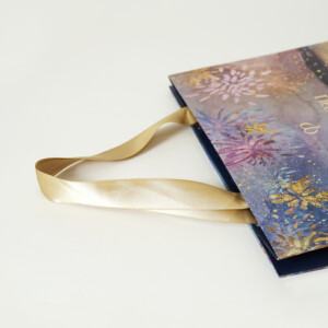 高級メイクアップブランドのシャンパンのような美しいサテンリボンを採用した、ホリデー限定オリジナル紙袋