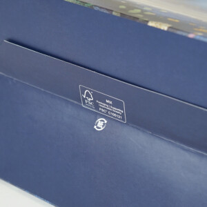 高級メイクアップブランドのフルカラー印刷と箔押し加工で幻想的な世界観を表現した、FSC認証マーク付きホリデー限定オリジナル紙袋