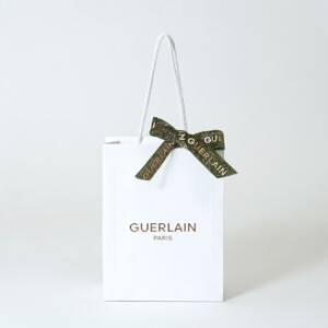 ラグジュアリーコスメブランドのハニカム柄のエンボス加工とブランドロゴに浮き出し箔が施された、ゴージャスで美しいオリジナル紙袋