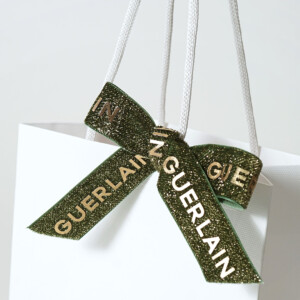 ラグジュアリーコスメブランド太幅リボンに、ラメが織り込まれたゴージャスで美しいオリジナル紙袋