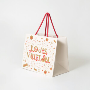 有名ラグジュアリーブランドの3種類の箔押し加工が贅沢に施された、高級感あふれるホリデー限定オリジナル紙袋