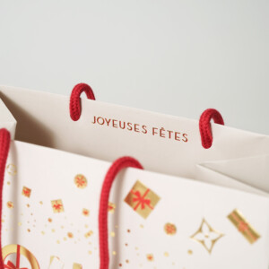 有名ラグジュアリーブランドの3種類の箔押し加工が贅沢に施された、高級感あふれるホリデー限定オリジナル紙袋