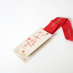 有名ラグジュアリーブランドの3種類の箔押し加工が贅沢に施された、高級感あふれるホリデー限定オリジナル紙袋