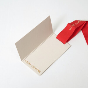 有名ラグジュアリーブランドの3種類の箔押し加工が贅沢に施された、高級感あふれるホリデー限定オリジナル紙袋