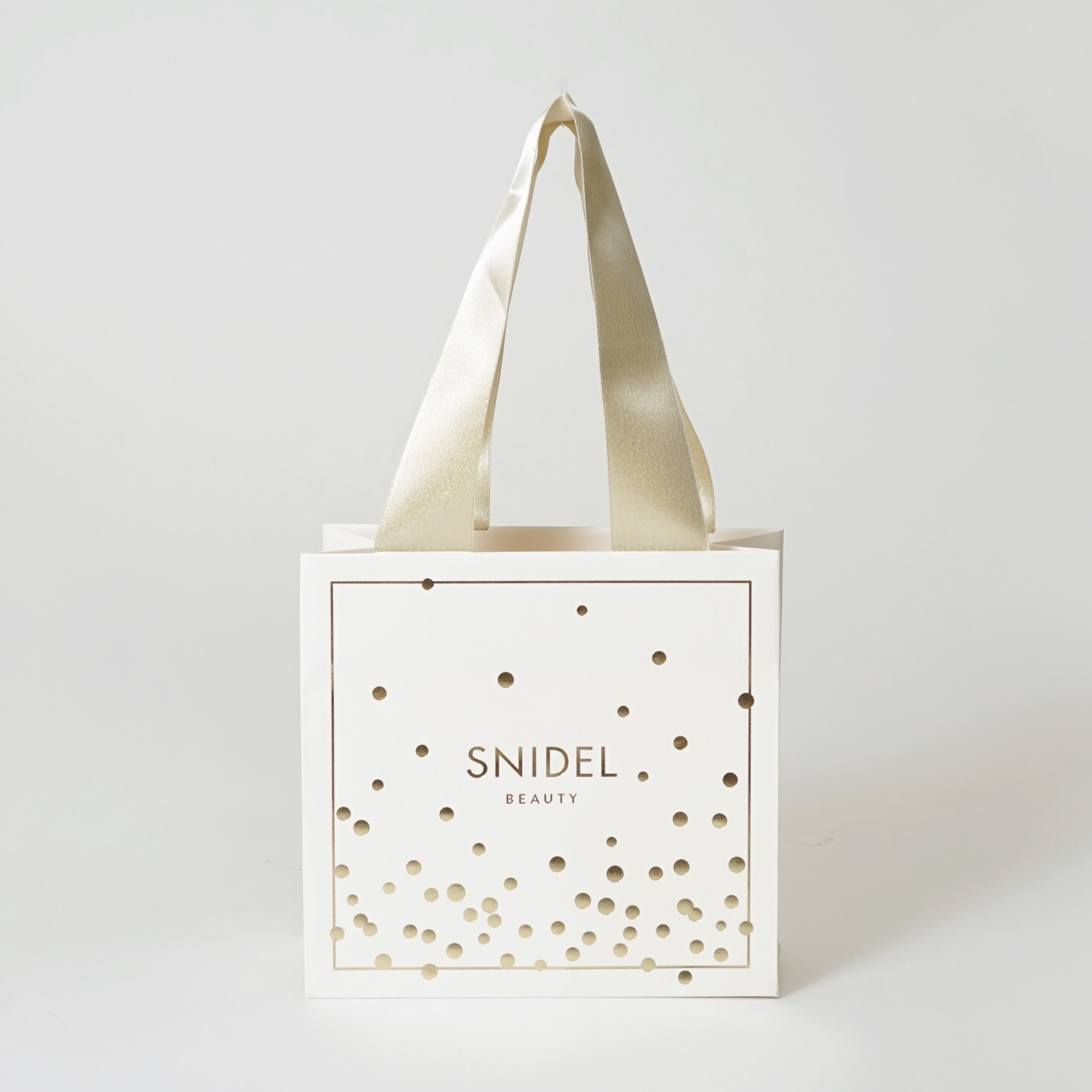 珍しいハンドルが特徴的なコスメショップのショッパー