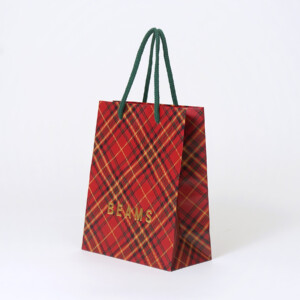 人気アパレルショップのホリデーにぴったりのタータンチェック柄に、ブランドロゴに箔押し加工が施されたゴージャスなオリジナル紙袋