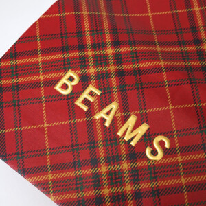 人気アパレルショップのホリデーにぴったりのタータンチェック柄に、ブランドロゴに箔押し加工が施されたゴージャスなオリジナル紙袋