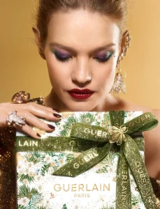 ラグジュアリーコスメブランドの特殊加工を贅沢にあしらった、ホリデーギフトにふさわしいゴージャスで特別なプレゼントバッグとオリジナル紙袋