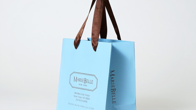 スカイブルーがさわやかなチョコレートショップのショッパーを読む