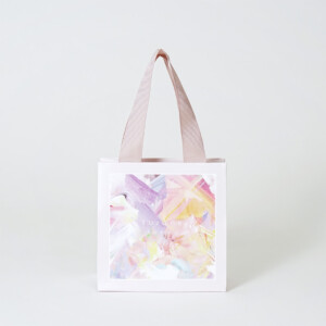 華やかな彩りの本体にホワイトの箔押しを施した、オーガニックコスメブランドのアニバーサリー限定オリジナル紙袋