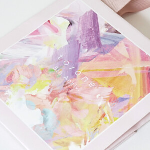 華やかな彩りの本体にホワイトの箔押しを施した、オーガニックコスメブランドのアニバーサリー限定オリジナル紙袋