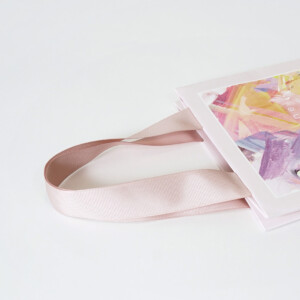 華やかな彩りの本体にホワイトの箔押しを施した、オーガニックコスメブランドのアニバーサリー限定オリジナル紙袋