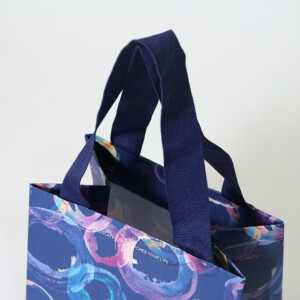 厚みのある上質な紙に箔押し加工を施した、アロマ生チョコレートブランドの色鮮やかなオリジナル紙袋