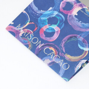 厚みのある上質な紙に箔押し加工を施した、アロマ生チョコレートブランドの色鮮やかなオリジナル紙袋