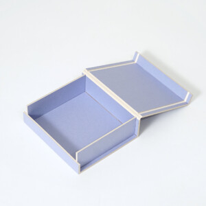 リサイクル素材で作られた、アロマ生チョコレートブランドのナチュラルかつ高級感あるオリジナルボックス