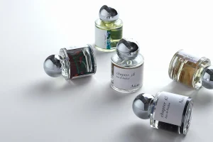 フレグランスブランドの、個性的なデザインが施された香水ボトル