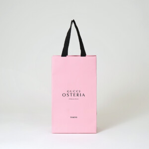 店舗ロゴにブラックの箔押し加工が施された、ラグジュアリーブランドが手掛けるイタリアンレストランのオリジナル紙袋