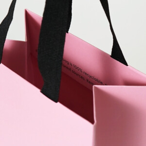 店舗ロゴにブラックの箔押し加工が施された、ラグジュアリーブランドが手掛けるイタリアンレストランのオリジナル紙袋