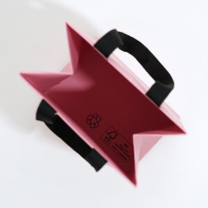 店舗ロゴにブラックの箔押し加工が施された、ラグジュアリーブランドが手掛けるイタリアンレストランのオリジナル紙袋