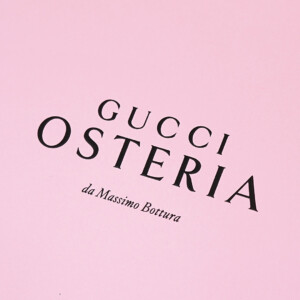 店舗ロゴにブラックの箔押し加工が施された、ラグジュアリーブランドが手掛けるイタリアンレストランのオリジナル紙袋