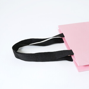 コットンのような質感のリボンをハンドルに使用した、ラグジュアリーブランドが手掛けるイタリアンレストランのオリジナル紙袋