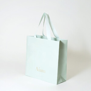 V字折り底とゴールドの箔押し加工を施した、鮮やかなミントグリーン色のフレグランスブランドのオリジナル紙袋