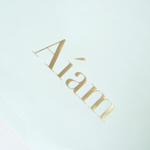 V字折り底とゴールドの箔押し加工を施した、鮮やかなミントグリーン色のフレグランスブランドのオリジナル紙袋