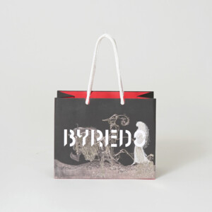 スウェディッシュフォークロアのイラストがフルカラー印刷され、細かな箔押し加工が施されたラグジュアリーフレグランスブランドのホリデー限定オリジナル紙袋