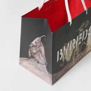 スウェディッシュフォークロアのイラストがフルカラー印刷され、細かな箔押し加工が施されたラグジュアリーフレグランスブランドのホリデー限定オリジナル紙袋