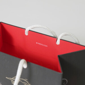 スウェディッシュフォークロアのイラストがフルカラー印刷され、細かな箔押し加工が施されたラグジュアリーフレグランスブランドのホリデー限定オリジナル紙袋