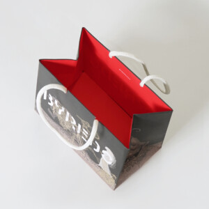 スウェディッシュフォークロアのイラストがフルカラー印刷され、細かな箔押し加工が施されたラグジュアリーフレグランスブランドのホリデー限定オリジナル紙袋