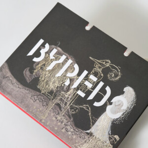 スウェディッシュフォークロアのイラストがフルカラー印刷され、細かな箔押し加工が施されたラグジュアリーフレグランスブランドのホリデー限定オリジナル紙袋