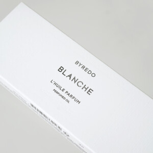 ブラックの箔押し加工が施された、ラグジュアリーフレグランスブランドのシックな印象のオリジナルボックス