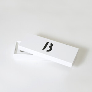 ブラックの箔押し加工が施された、ラグジュアリーフレグランスブランドのシックな印象のオリジナルボックス